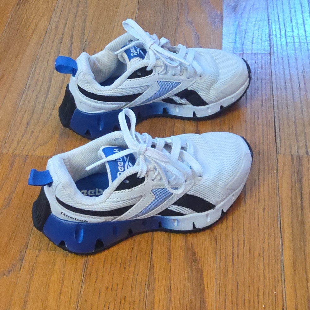 Boys Reebok Size 11K Sneakers Blue, Black & White...Excellent Condition! - Picture 4 of 10